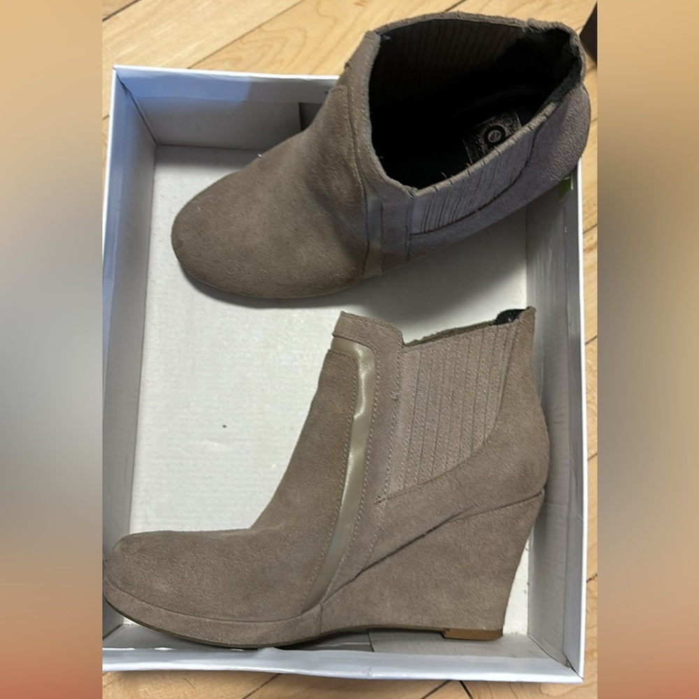 7.5 Taupe DV wedge shoe